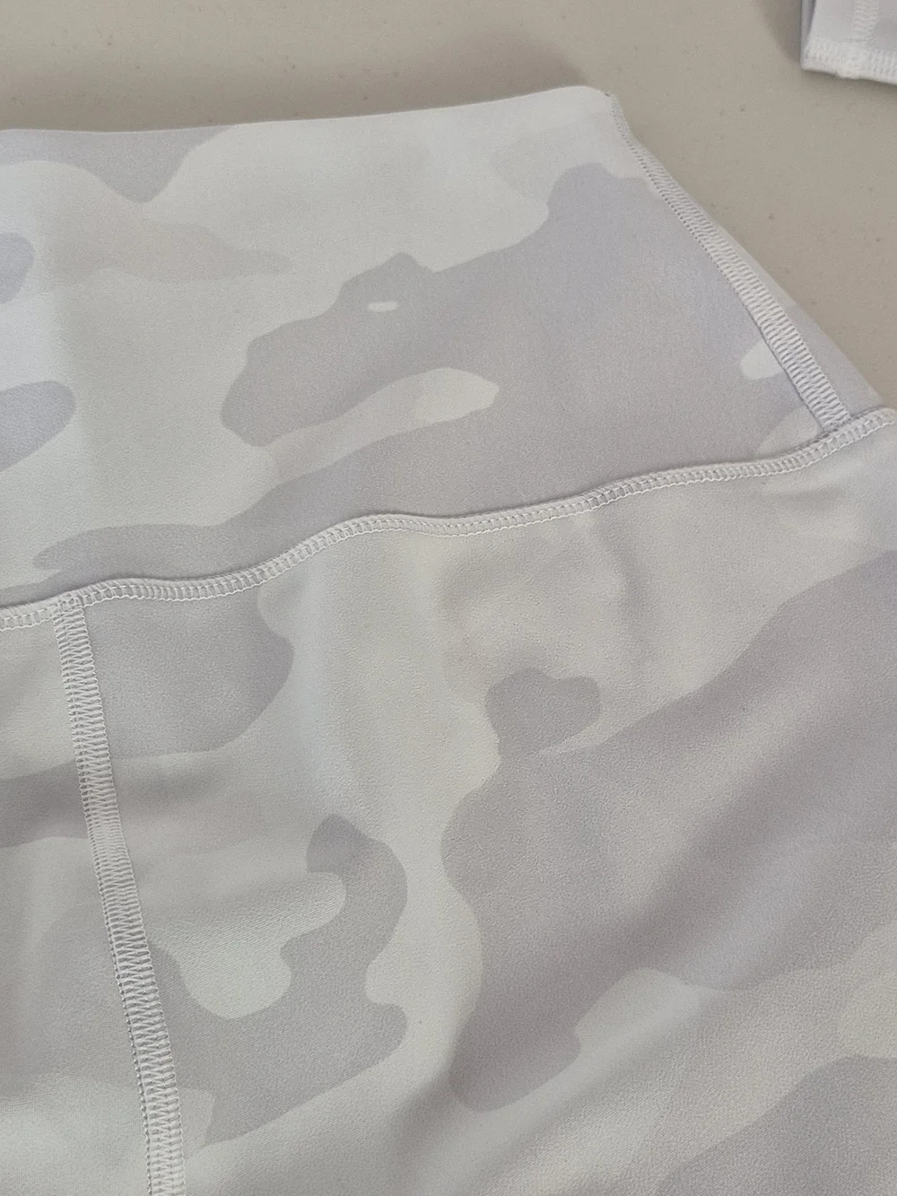 Alo Yoga High-Waist Vapor Leggings White Camouflage - Size M